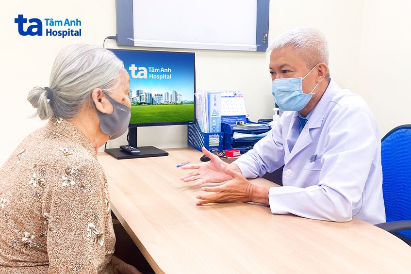 bác sĩ trông khám cho bà h