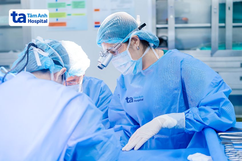 bác sĩ tú phẫu thuật cho bệnh nhi