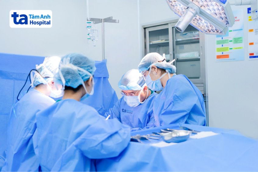 Bác sĩ Tú phẫu thuật cho bệnh nhi