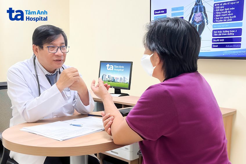 bác sĩ tư vấn bệnh nhân giảm cân