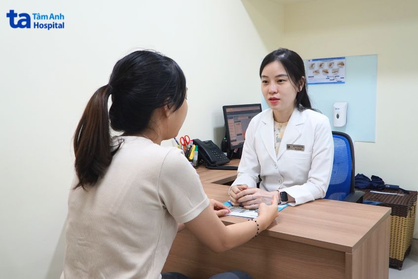 bác sĩ tư vấn chăm sóc da