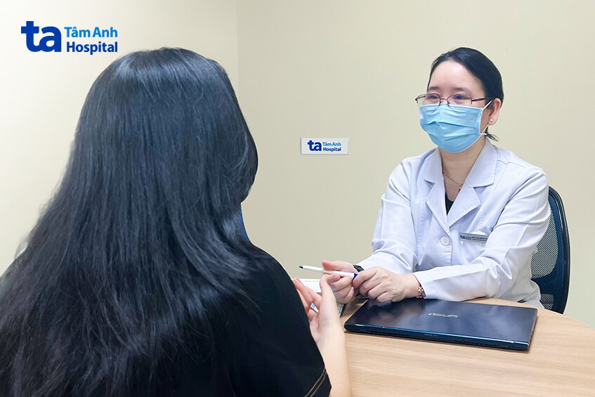 bác sĩ tư vấn cho kh