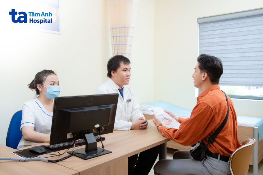 bác sĩ tư vấn cho khách hàng
