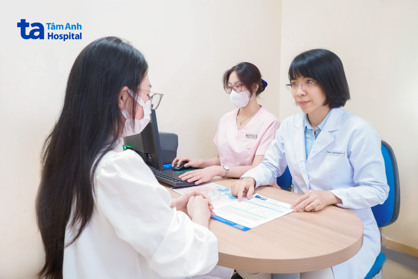 bác sĩ tư vấn di truyền cho một thai phụ