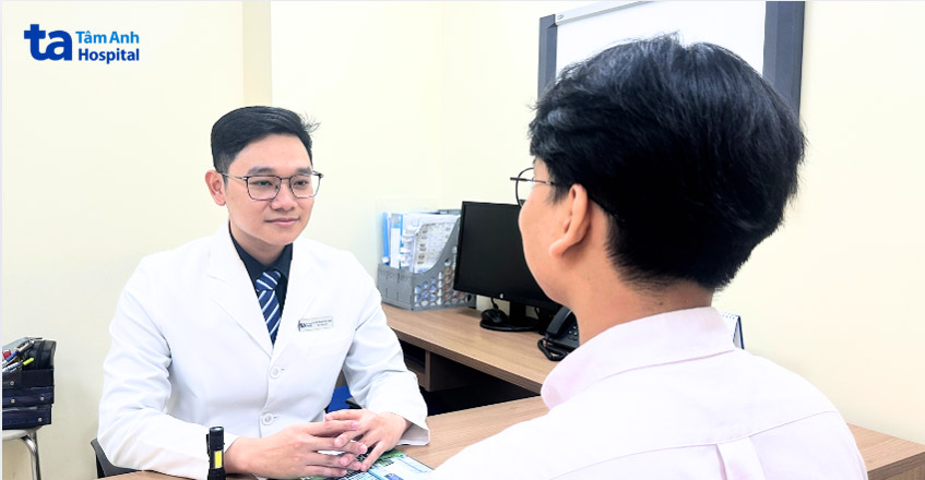 bác sĩ tư vấn điều trị