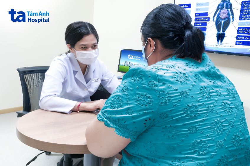 bác sĩ tư vấn giảm cân cho chị h