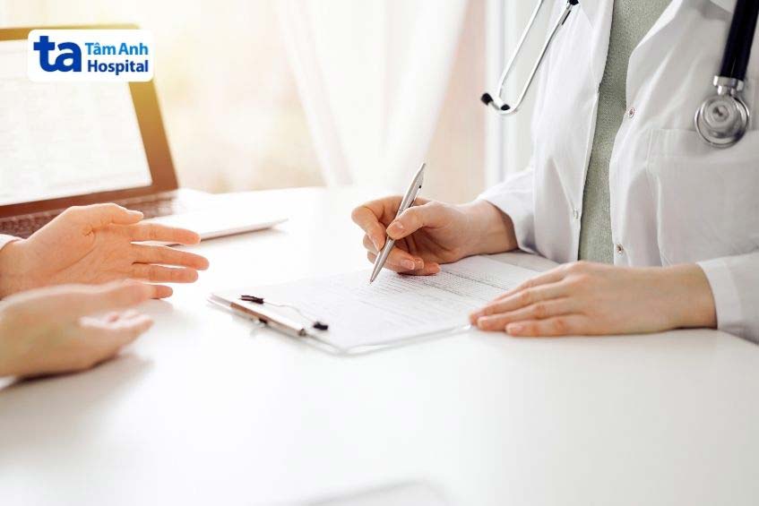 bác sĩ tư vấn hướng xử trí phù hợp
