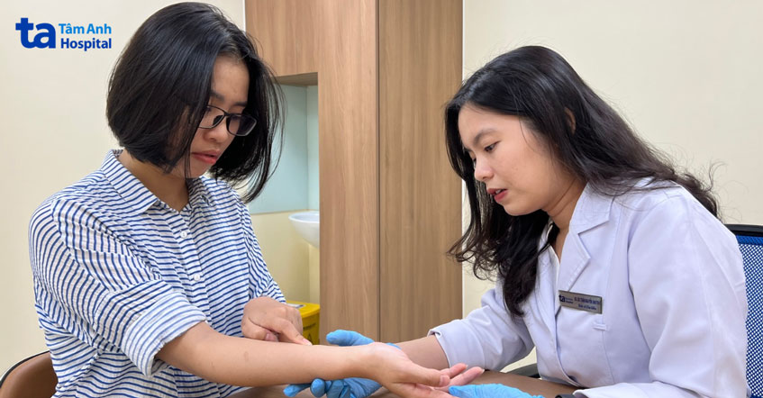 bác sĩ tư vấn liệu trình điều trị