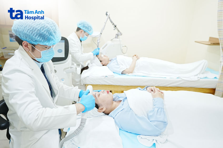 bác sĩ tư vấn tình trạng mụn