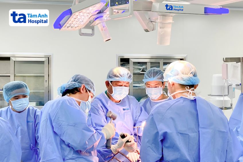 bác sĩ tuấn và ekip thay khớp vai cho bà ánh