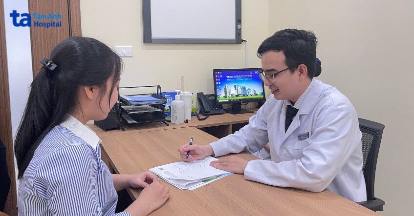 bác sĩ và bệnh nhân trao đổi tình trạng bệnh