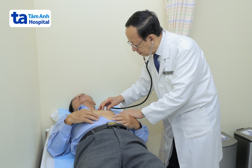 PGS.TS.BS Phạm Nguyễn Vinh thăm khám cho bệnh nhân sau phẫu thuật