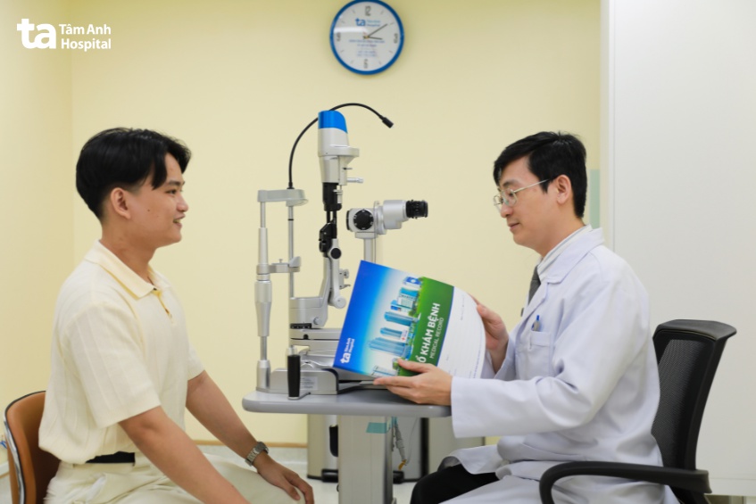 bác sĩ vũ tùng đang tư vấn cho bệnh nhân