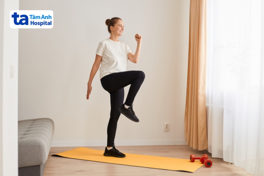 bài tập đứng thẳng giúp phục hồi sau tai biến