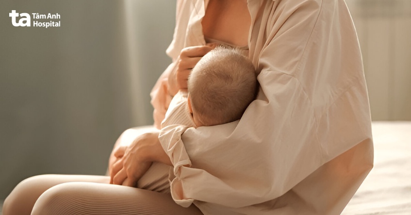 bé bú sữa mẹ trong 6 tháng đầu đời