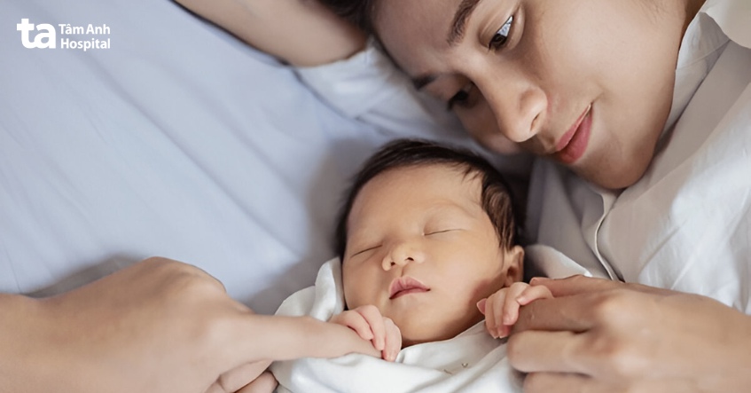 bé cắn vú mẹ khi đang bú