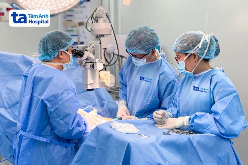 Bác sĩ Huy (ngoài cùng bên trái) vi phẫu thuật tìm tinh trùng từ tinh hoàn micro-TESE cho người bệnh