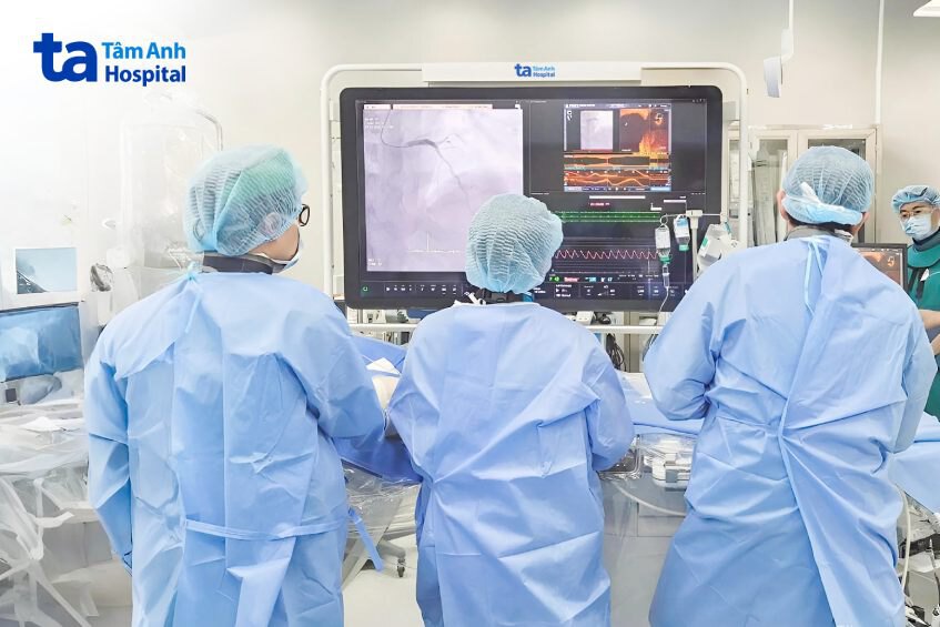 BS.CKII Nguyễn Văn Dương cùng các bác sĩ tại Trung tâm Tim mạch Can thiệp đang đặt stent nong nhánh mạch vành hẹp nặng cho bệnh nhân