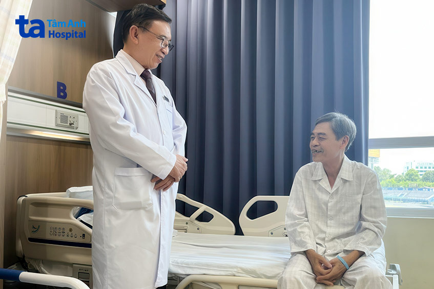 Giáo sư Võ Thành Nhân căn dặn ông Cảnh chế độ ăn uống, sinh hoạt sau điều trị để ngăn tái phát