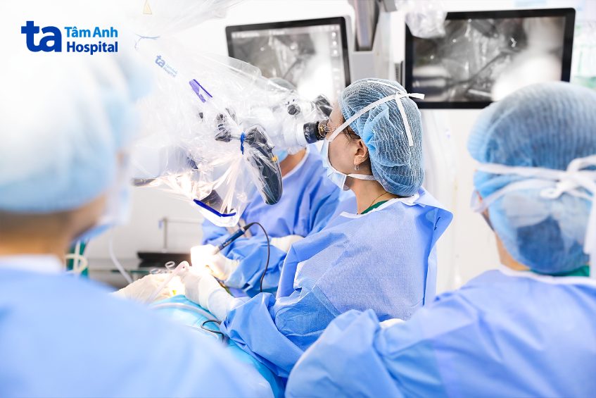 ca cấy điện tử ốc tai cho trẻ bị điếc