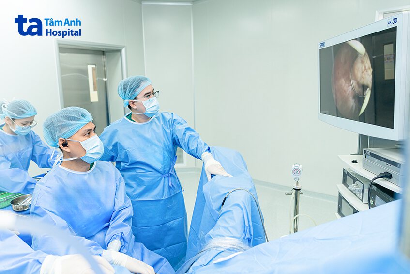 các bác sĩ đang thực hiện