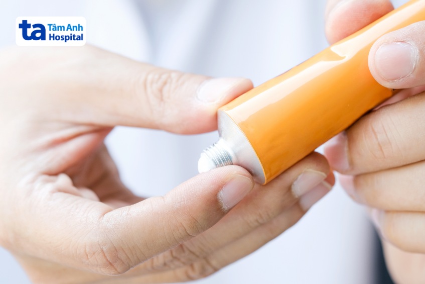 các loại thuốc bôi vết loét miệng cho bé bị tay chân miệng