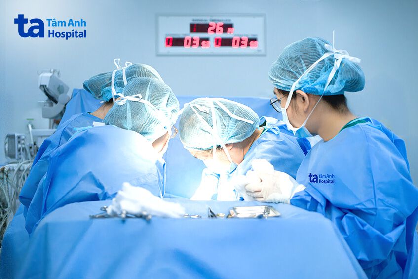 cắt toàn bộ tử cho người phụ nữ