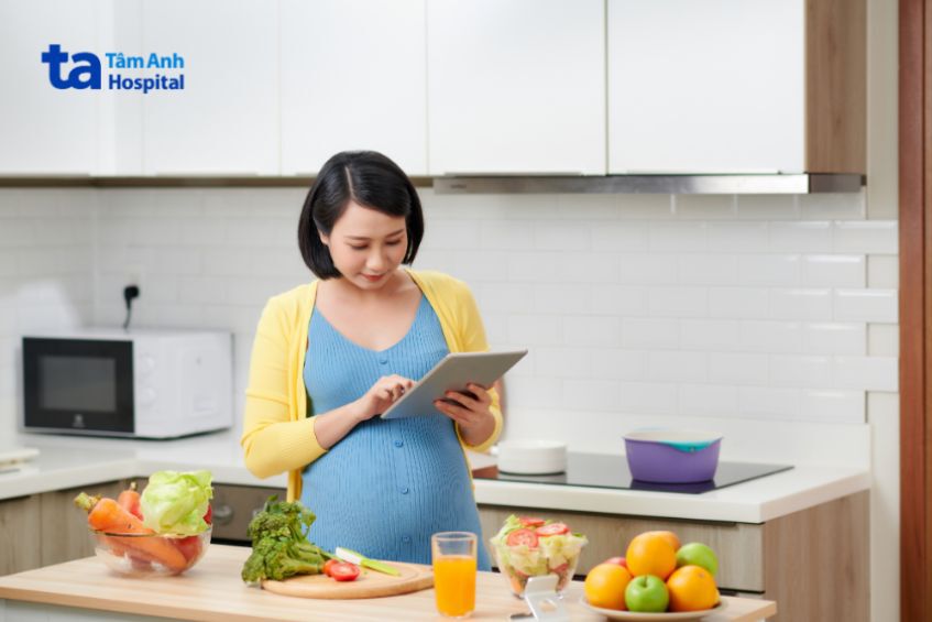Mẹ bầu bị đa ối cần áp dụng chế độ ăn uống khoa học, lành mạnh để phần nào cải thiện tình trạng này khi mang thai
