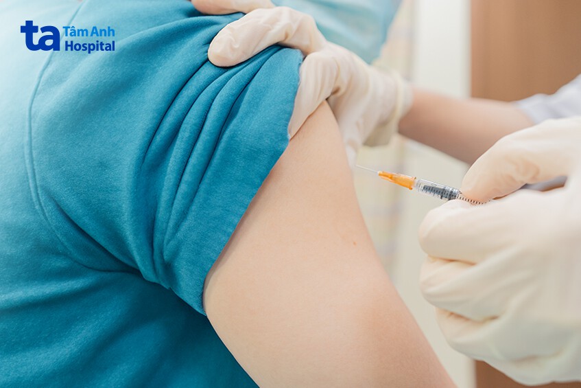 chị h tiêm thuốc sinh học