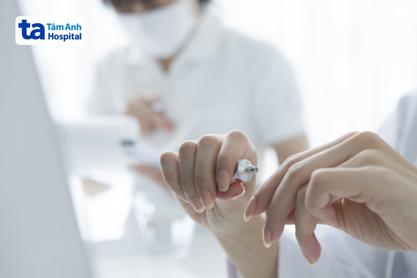 chỉ nên bôi một lớp mỏng su bạc lên vết thương