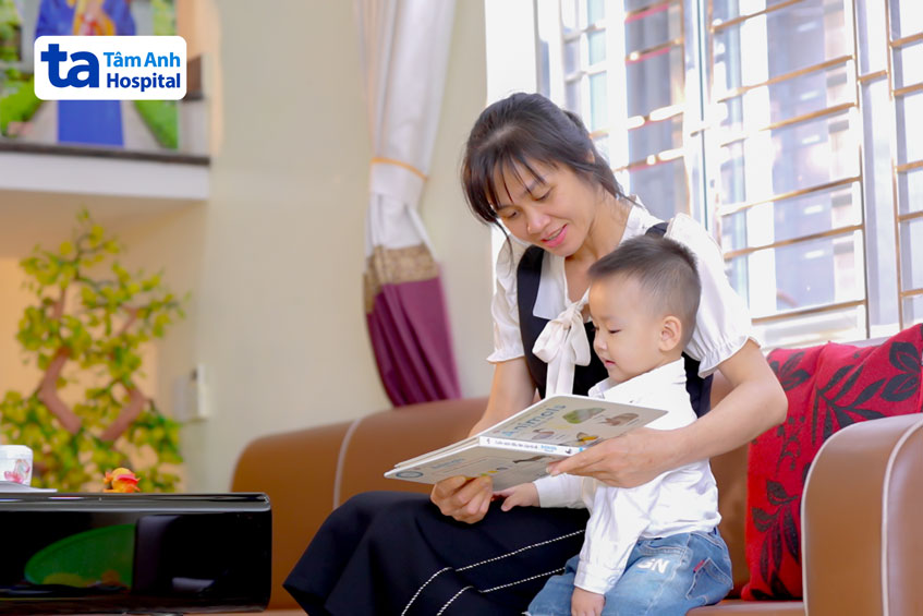 Chị Trang đọc sách cùng con trai