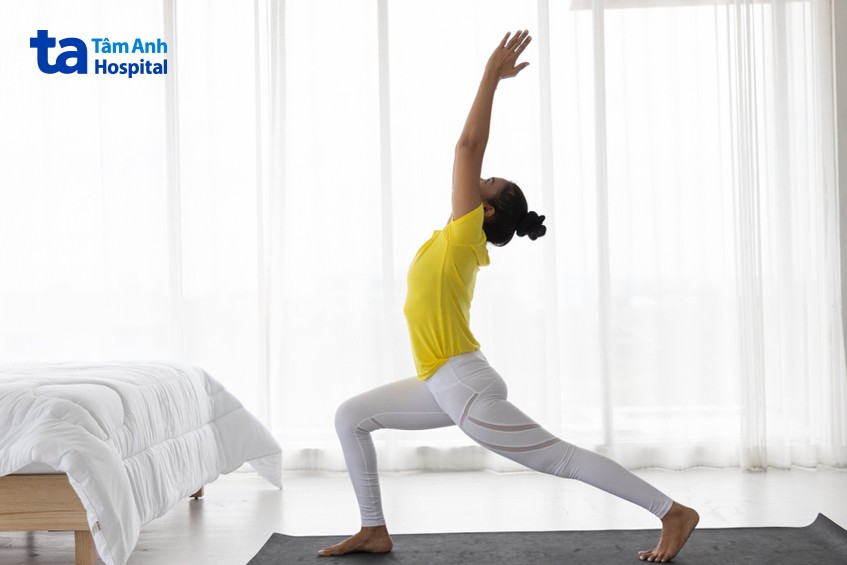 chiến binh 1 yoga giảm mỡ bắp chân
