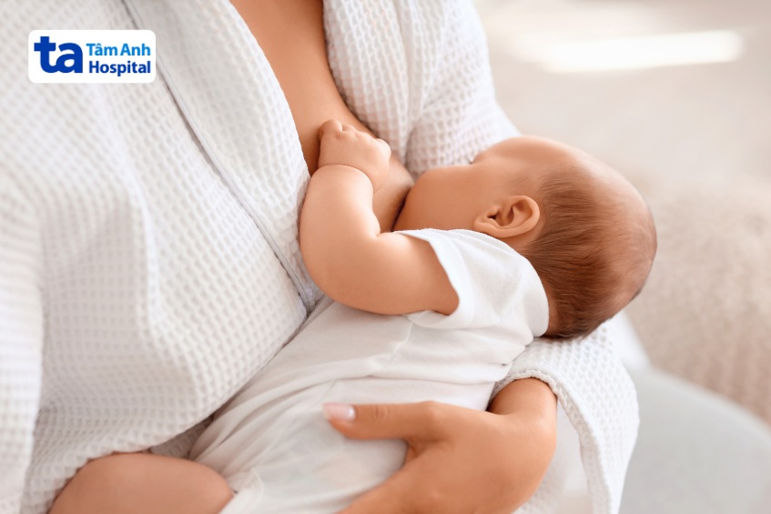 cho bé bú trước khi tiêm phòng