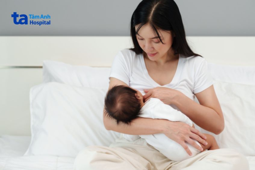 Cho con bú trực tiếp thường xuyên là một trong những cách giúp mẹ đẩy nhanh sản dịch sau sinh