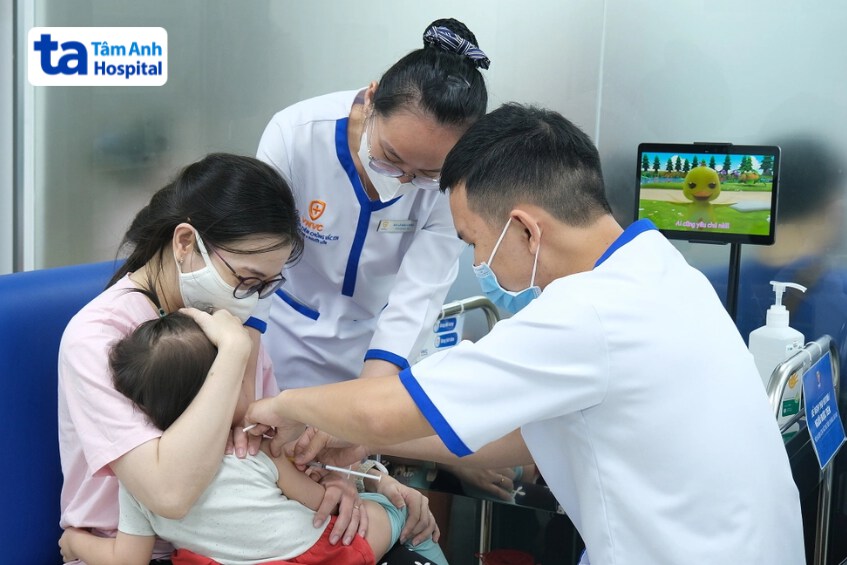 có nên tiêm cúm và phế cầu cùng lúc