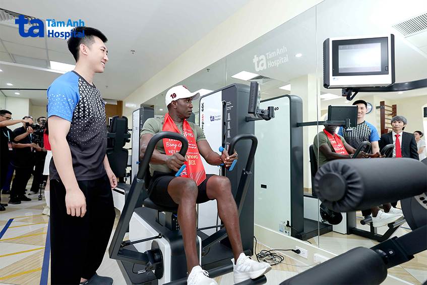 danh thủ dwight yorke kiểm tra sức mạnh cơ bắp