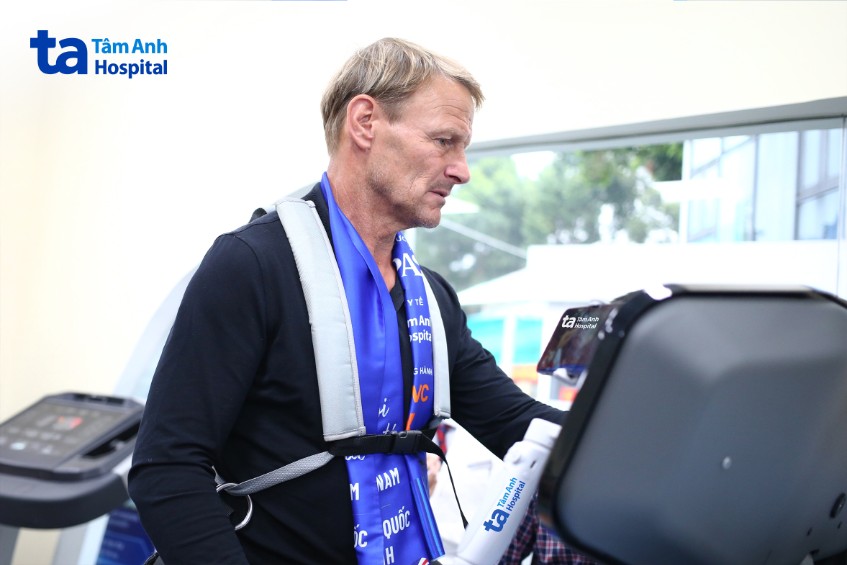 danh thủ trải nghiệm hệ thống phục hồi không trọng lực