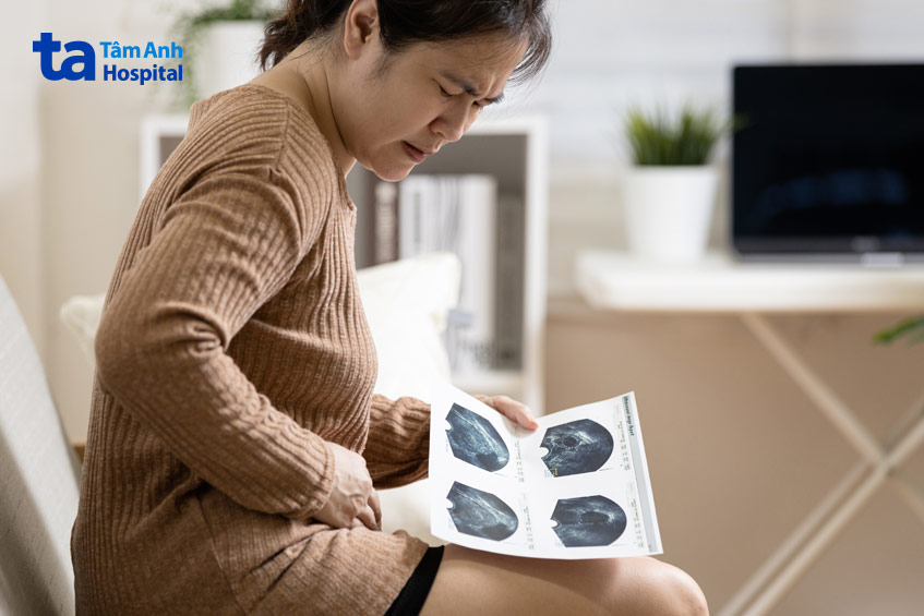 Đau bụng nhẹ hoặc co thắt vùng bụng dưới là một tác dụng phụ thường gặp sau khi làm siêu âm nước buồng tử cung