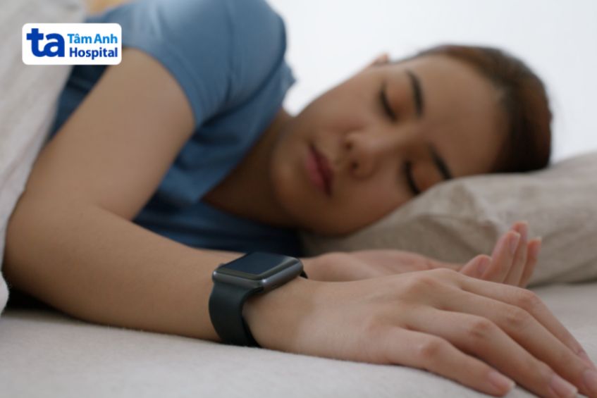 Đeo đồng hồ thông minh hoặc thiết bị để theo dõi nhịp tim trong lúc ngủ