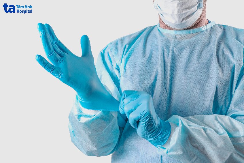 đeo găng tay khi truyền hóa chất