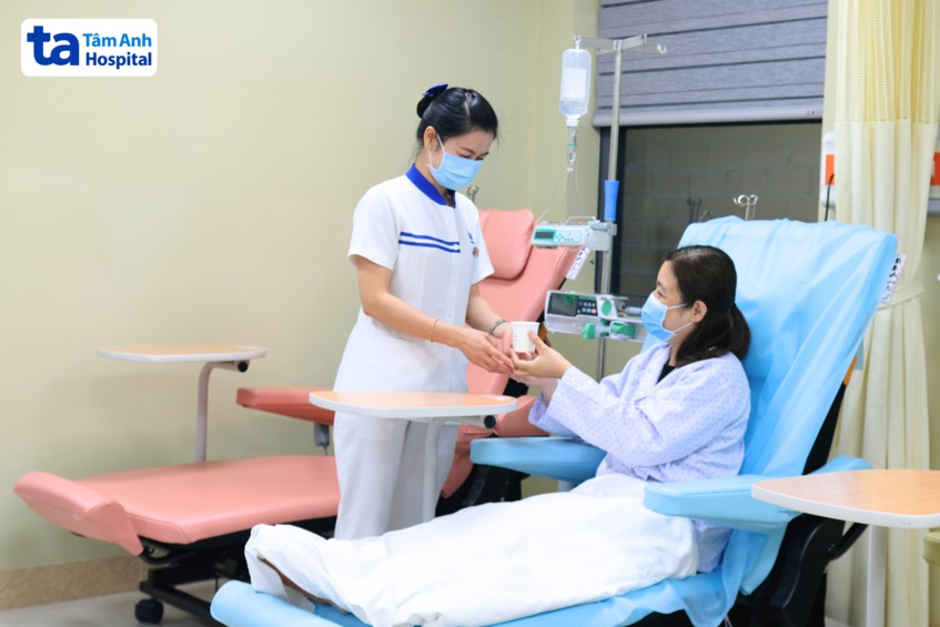 điều dưỡng túc trực trong quá trình điều trị