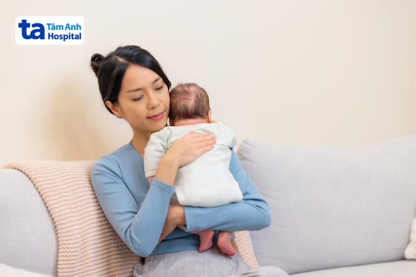 dỗ dành trẻ sau khi tiêm phòng