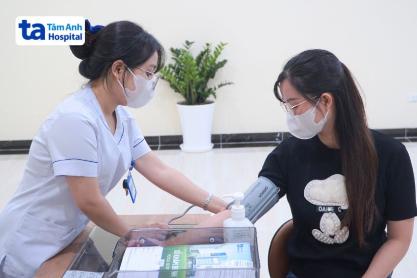 Điều dưỡng viên tại Bệnh viện Đa khoa Tâm Anh TP.HCM thực hiện đo huyết áp cho người bệnh