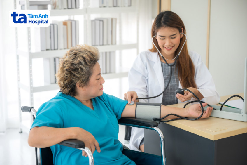 Đưa người cao tuổi bị huyết áp không ổn định đến bệnh viện để được kiểm tra kỹ
