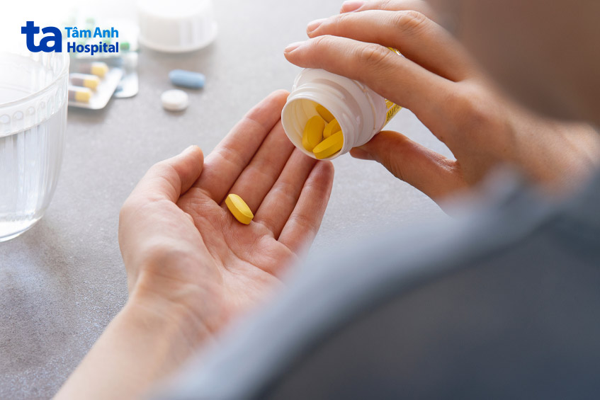 dùng thuốc theo chỉ định bác sĩ