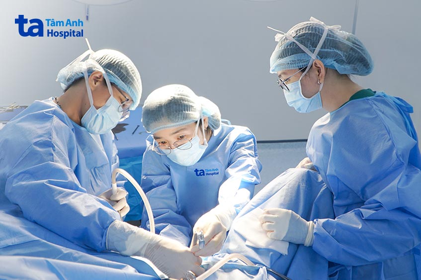 ê kíp khoét chóp cổ tử cung cho người bệnh