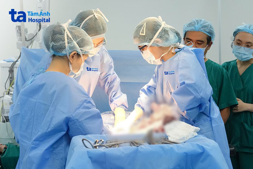 ê kíp mổ lấy thai cho sản phụ