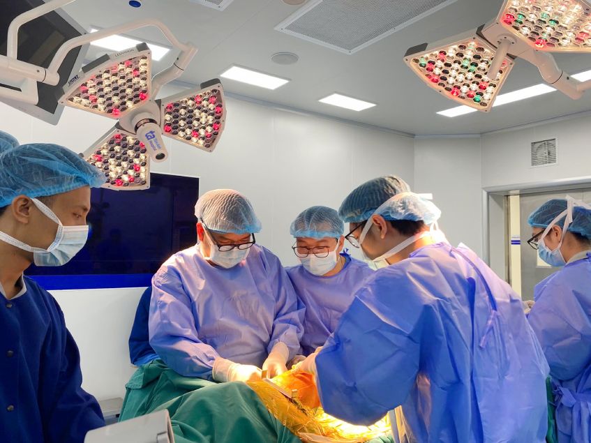 Ekip bác sĩ thực hiện phẫu thuật điều trị lõm ngực cho người bệnh