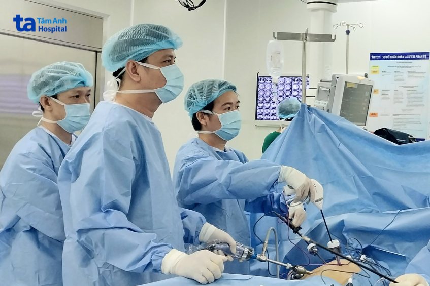 ekip bác sĩ trúc phẫu thuật cắt khối u