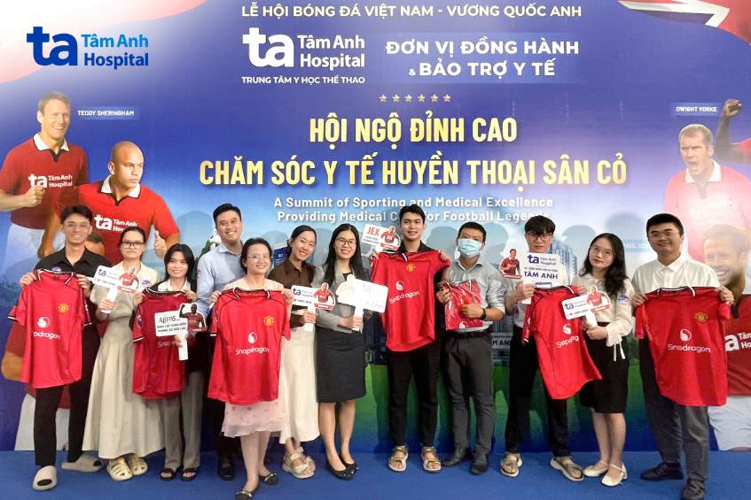 fan hâm mộ chờ tại tâm anh từ sớm